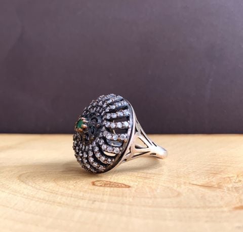 ZÜMRÜT TAŞLI ZİRKON SÜSLEME GÜMÜŞ YÜZÜK