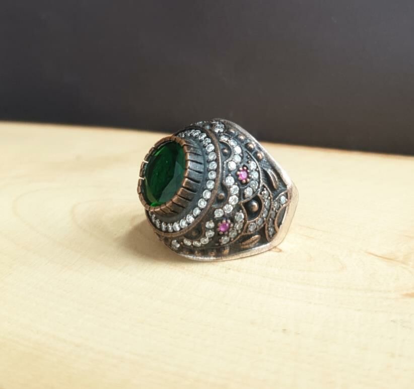 ZÜMRÜT TAŞLI ESKİTMELİ GÜMÜŞ YÜZÜK