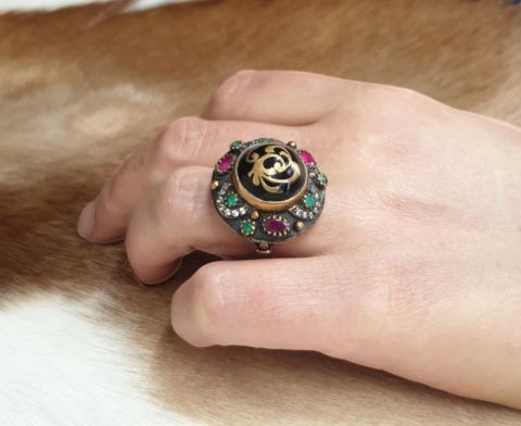 ZÜMRÜT- YAKUT TAŞLI ROSE DESENLİ GÜMÜŞ ESKİTME YÜZÜK