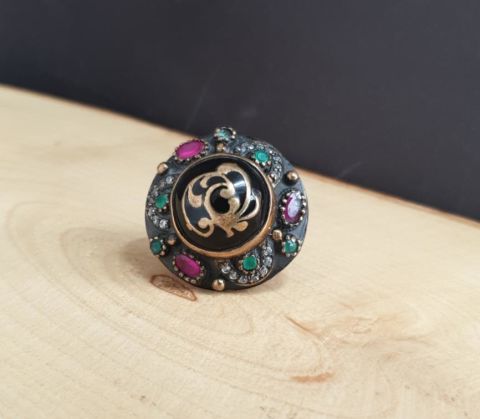 ZÜMRÜT- YAKUT TAŞLI ROSE DESENLİ GÜMÜŞ ESKİTME YÜZÜK