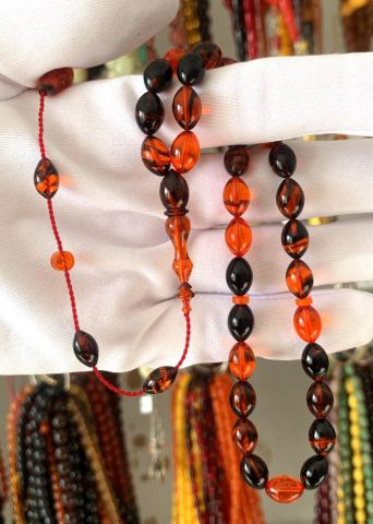 KIRMIZI - SİYAH  ALACA SIKMA KEHRİBAR TESBİH