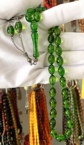 PARÇACIKLI YEŞİL BEYZİ TANELİ SÜRMELİ TOZ KEHRİBAR TESBİH