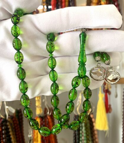 PARÇACIKLI YEŞİL BEYZİ TANELİ SÜRMELİ TOZ KEHRİBAR TESBİH