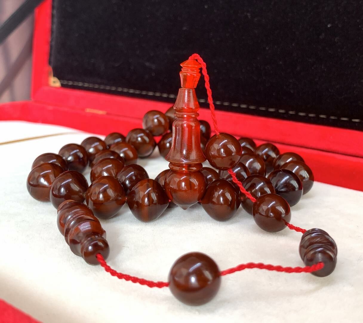 KAHVERENGİ KIRMIZI  HARELİ İRİ BOY SIKMA KEHRİBAR TESBİH