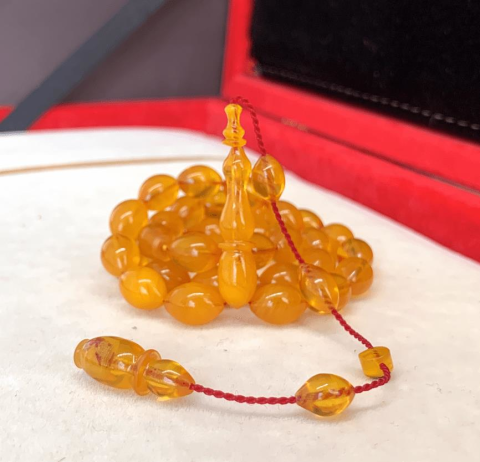 KIRMIZI BEYAZ HARELİ SIKMA KEHRİBAR TESBİH Sarı