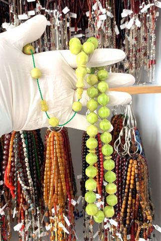 ÇUBUK KATALİN MALZEMEDEN UÇLU YEŞİL KESME MODEL TESBİH